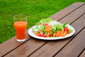 新鮮でおいしい野菜サラダは健康を保つ大事な食材