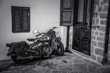 Altes Motorrad in einer Altstadt