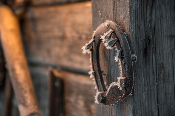 Werkzeuge bein einer Holzhütte in Finnland