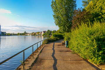 Berlin, Treptow K&ouml;penick, Spreeufer, Sommermorgen, uferweg k&ouml;penicke Spree Gew&auml;sser spazieren am wasser gr&uuml;nes berlin berliner sommerstimmung sch&ouml;neweide Schoeneweide blaue spree river sunrise morning