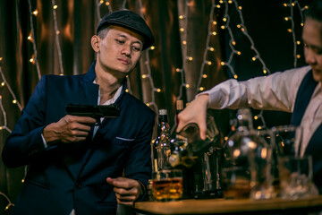 Culprit robbery bar have Waitress pour the liquor to drink