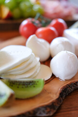 Käseplatte, Mozzarella Frischkäse und Käse auf einer Platte