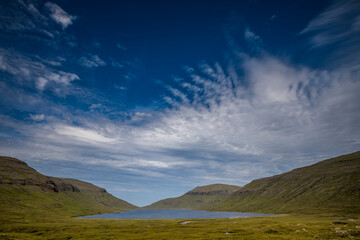 Die wundervolle, wilde Landschaft der Färöerinseln im Nordatlantik