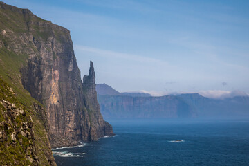 Die wundervolle, wilde Landschaft der Färöerinseln im Nordatlantik