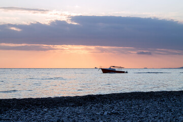 Obraz premium sunset over the sea romantic evening in the tropics