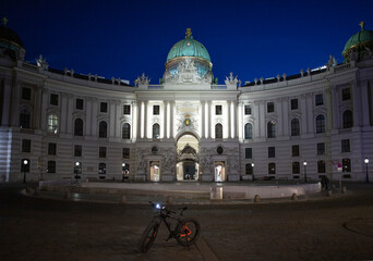 Obraz premium Fatbike am Michaelerplatz in Wien bei Nacht Lockdown Covid-19