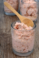 Verrine de rillettes de sardines avec une cuillère en bois en gros plan