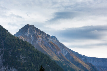 Die herbstliche Bergwelt der österreichischen Alpen