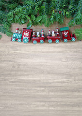 Fond de Noël avec sapin et train rouge sur planche de bois avec place pour le texte