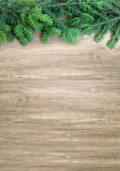 Fond de Noël avec branches de sapin sur planche de bois avec place pour le texte