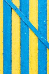 Une porte en bois jaune et bleue. Une façade de maison traditionnelle en bois jaune et bleu. Des...