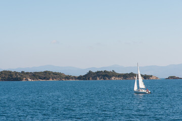 voilier naviguant sur l'eau