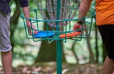 Disc golf draw - taking discs from the basket