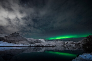 Polarlicht über einem Fjord