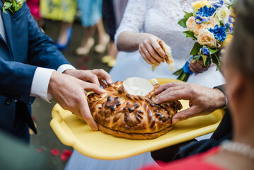 bread salt, wedding loaf, meeting bride and groom, wedding day, break the loaf