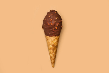 Cono de oblea con helado de chocolate sobre un fondo marrón liso y aislado. Vista superior. Copy...