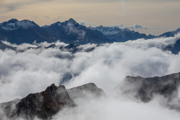 Fototapeta na wymiar Die Alpen im Nebelmeer - Nebelhorn im Herbst