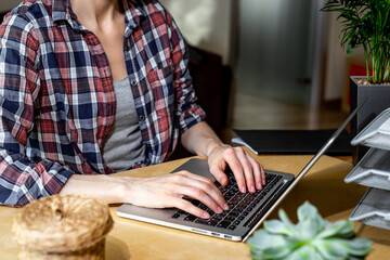Obraz premium Girl working on a laptop - home office