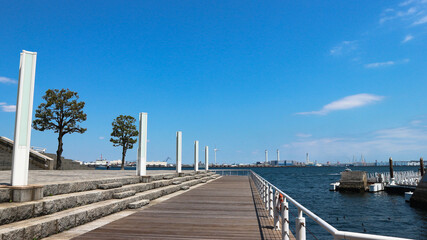 横浜港　臨港パークから見える青空と海