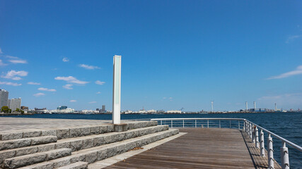 横浜港　臨港パークから見える青空と海