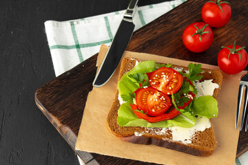 Sandwich with cream cheese, tomatoes and lettuce