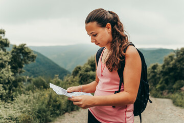 Naklejka premium Hiker looking at a map.
