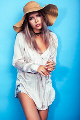 Naklejka premium young pretty girl in big hat posing happy smiling on blue background, lifestyle people on summer vacation concept