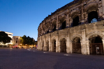 Fototapeta premium Bel éclairage le soir sur les arènes de Nîmes - Gard - France