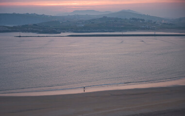 Strandspaziergänger am Strand Playa la Concha, Morgenstimmung in Suances an der Grünen Küste, Costa Verde, Kantabrien, Nordspanien