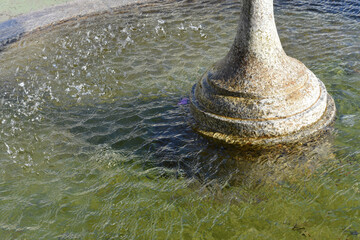 Gotas de agua plano medio de una fuente ornamental en un parque público en un día soleado de...