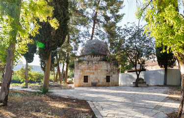 Obraz premium The abandoned crypt in the Arab cemetery in the quarter of Mamila in Jerusalem, Israel