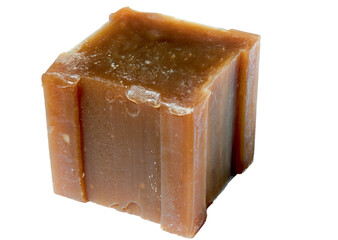 Bloc de savon brut sur fond blanc