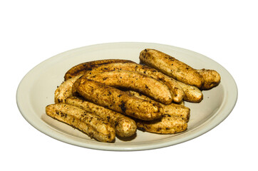 Assiette de bananes frites sur fond blanc