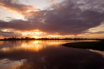 Obraz premium Colorful sunset by the Odra River, Poland.