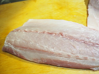 三枚におろした後のハマチの半身