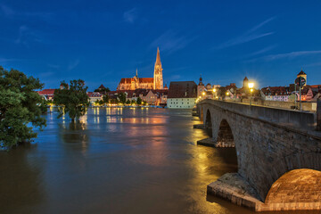 Fototapeta na wymiar steinerne Brücke Regensburg mit blick zur stadt zur blauen Stunde