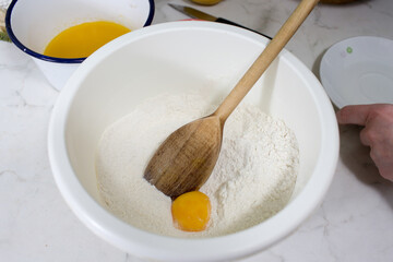 Prepare cheesecake with streusel.