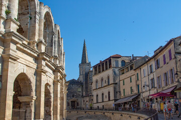 Arles, les arènes et la ville.
