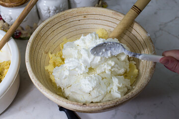 Prepare cheesecake with streusel.