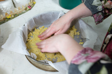 Prepare cheesecake with streusel.