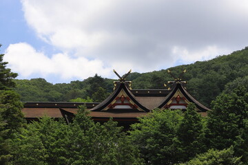 Fototapeta na wymiar 山の中にある神社