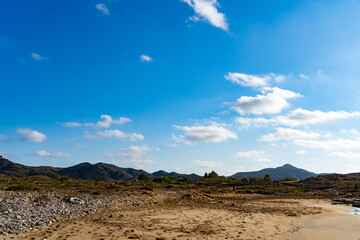 Vistas a las montañas desde la playa