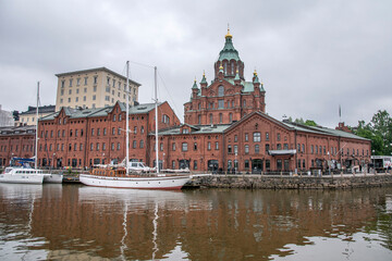 Obraz premium Die Uspenski-Kathedrale in Helsinki vom Hafen aus gesehen