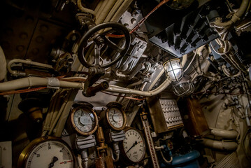 Instrumente in einem stillgelegten U-Boot