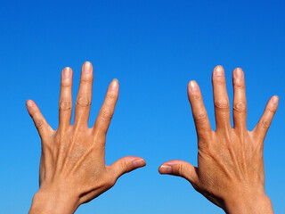 空に向けて広げた日本人男性の手