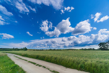 Lekko zachmurzone niebo.