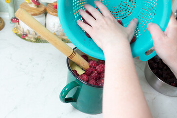 Preparation of cake with cherries and raspberries.