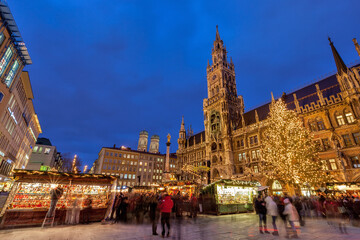Weihnachtsmarkt am Marienplatz in München zur blauen Stunde
