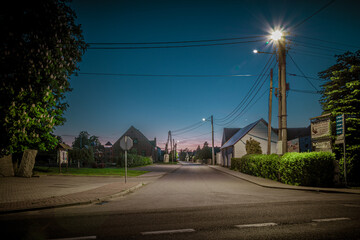 ulica na wsi w nocy