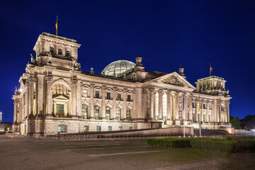 Fototapeta na wymiar Reichstag Berlin zur blauen Stunde